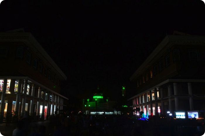 Достопримечательности во время акции Час Земли. Часть 2. (72 фото)