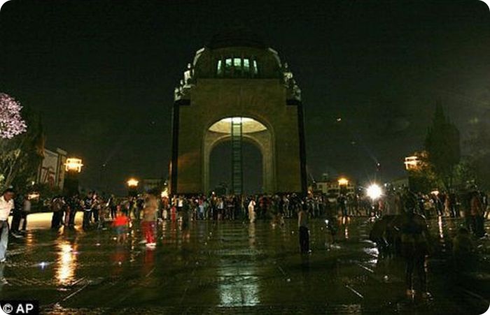 Достопримечательности во время акции Час Земли. Часть 2. (72 фото)