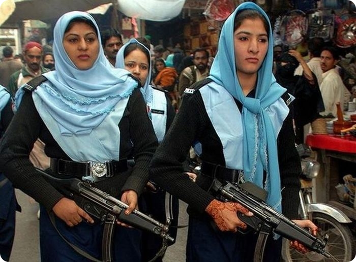 Девушки-полицейские из разных стран (53 фото)