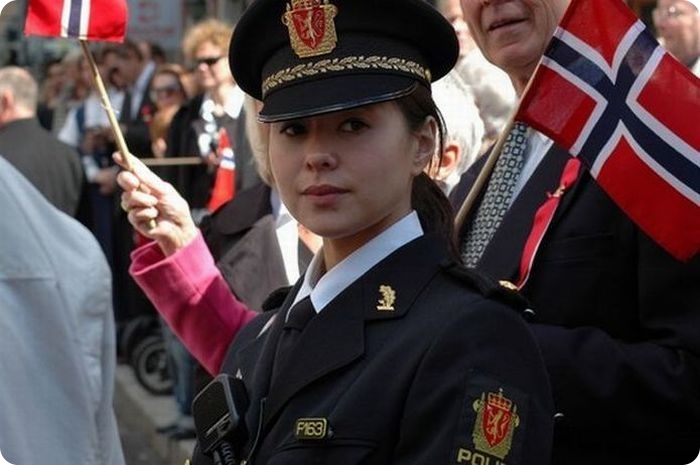 Девушки-полицейские из разных стран (53 фото)