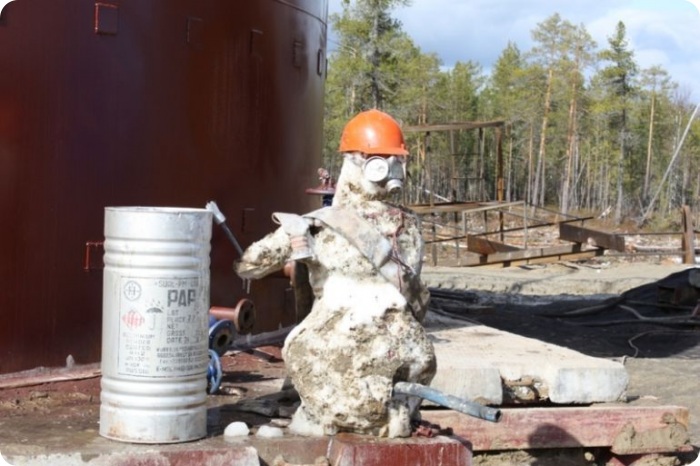 Суровые условия работы нефтянников (42 фото)