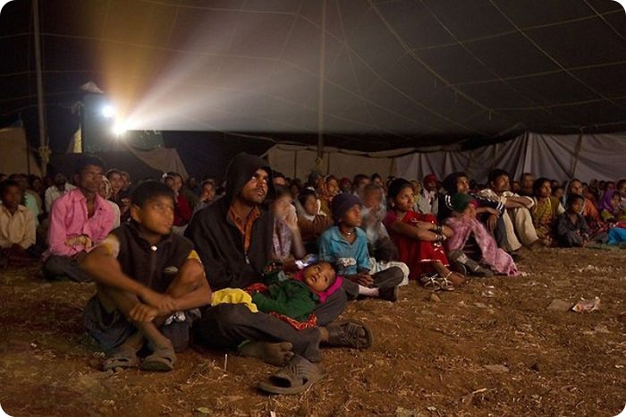 Передвижные кинотеатры в Индии (12 фото)