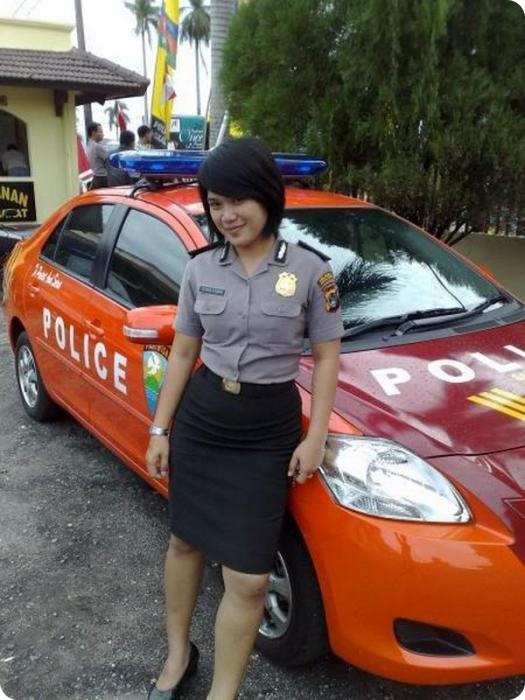 Как выглядят девушки полицейские различных стран мира