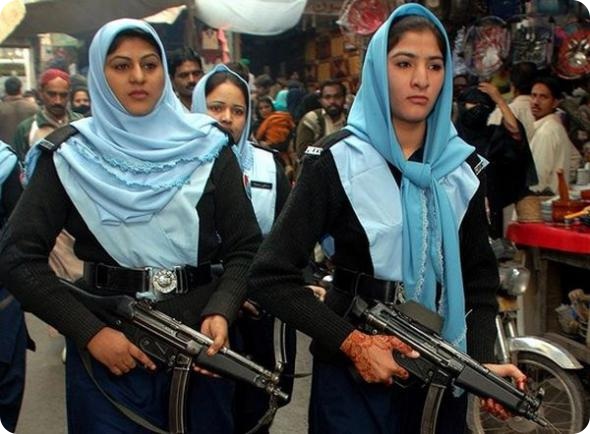 Как выглядят девушки полицейские различных стран мира