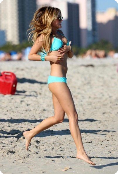 В мире моды отмечают юбилей бикини (58 фото)