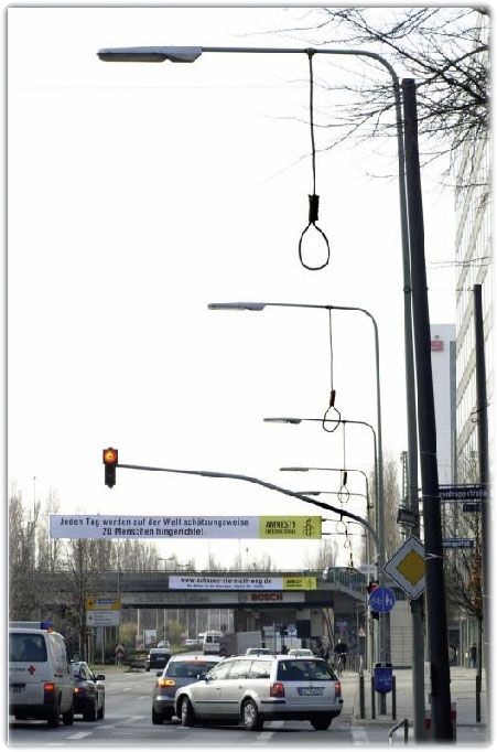 Гениальная реклама на столбах (25 фото)