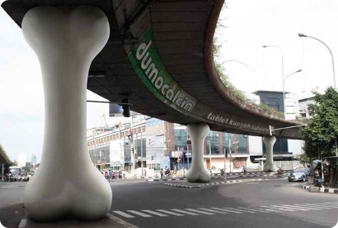 Гениальная реклама на столбах (25 фото)