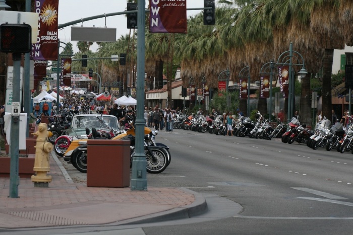 Мотоциклы и солнечный свет мотофестиваль “Американская жара”