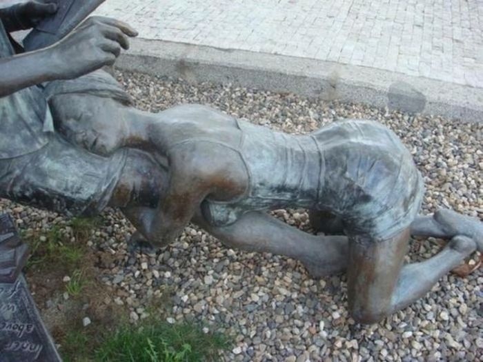 Чему этот памятник? (4 фото)