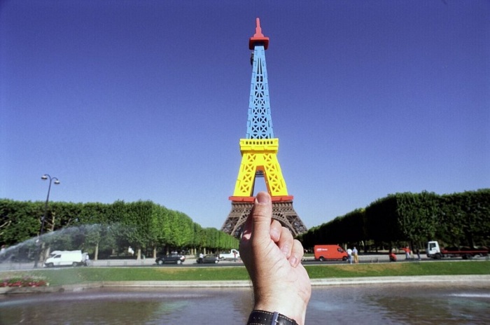 Сувениры на фоне достопримечательностей