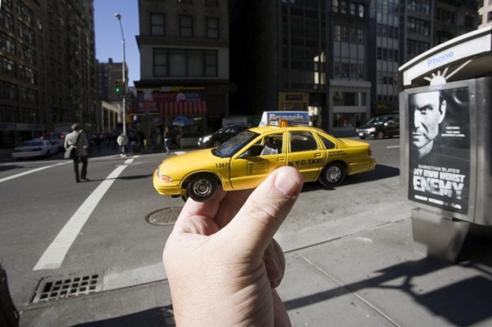 Сувениры на фоне достопримечательностей