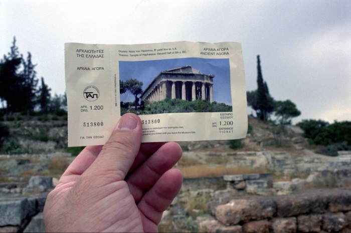 Сувениры на фоне достопримечательностей