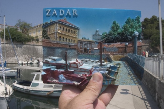 Сувениры на фоне достопримечательностей