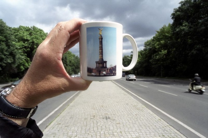 Сувениры на фоне достопримечательностей