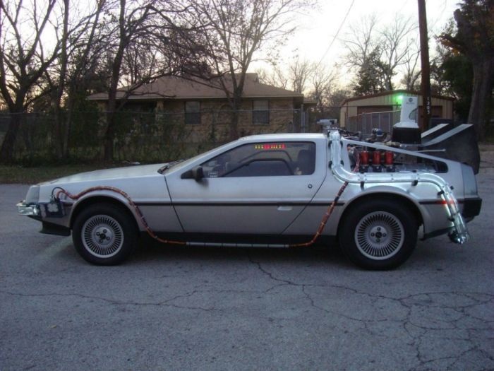 Автомобиль из фильма Назад в будущее