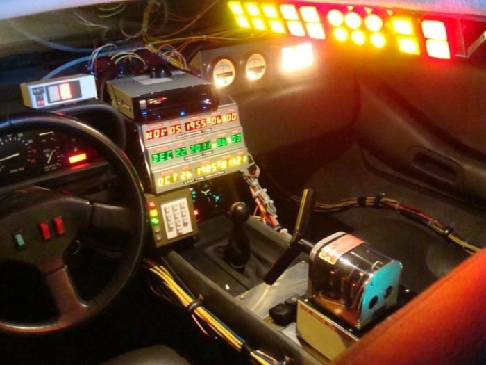 Автомобиль из фильма Назад в будущее