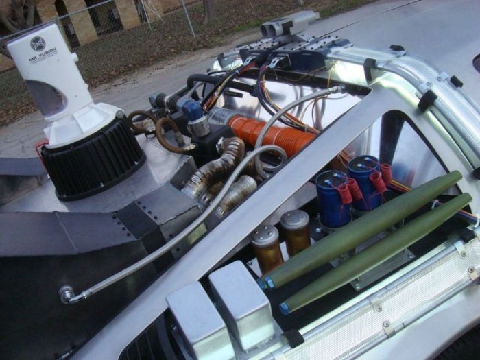 Автомобиль из фильма Назад в будущее