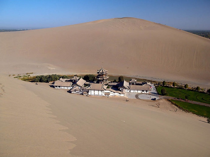 Озеро полумесяц – китайский оазис в пустыне