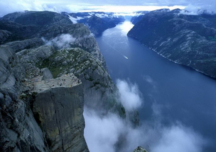 Прекестулен - на краю бездны (22 фото)