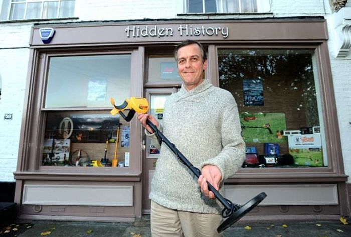 Мужчина стал самым везучим кладоискателем (3 фото)