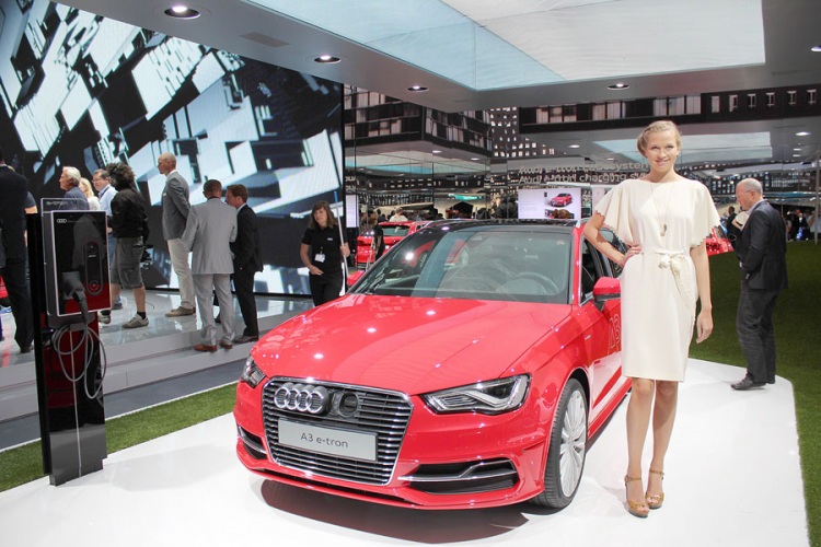 Девушки франкфуртского автосалона 2013