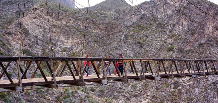 Экстремально туристические мосты (21 фото)