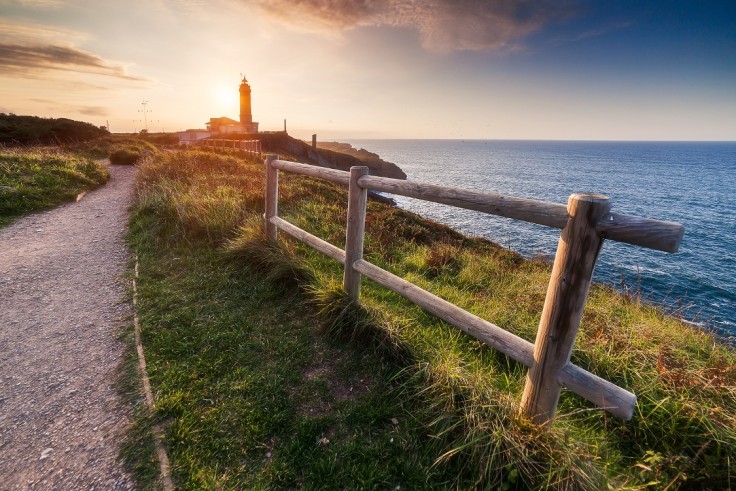 Для ценителей морских пейзажей: 15 самых красивых маяков Европы и США
