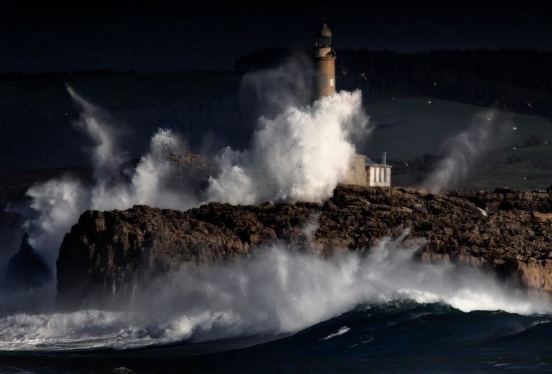 Для ценителей морских пейзажей: 15 самых красивых маяков Европы и США