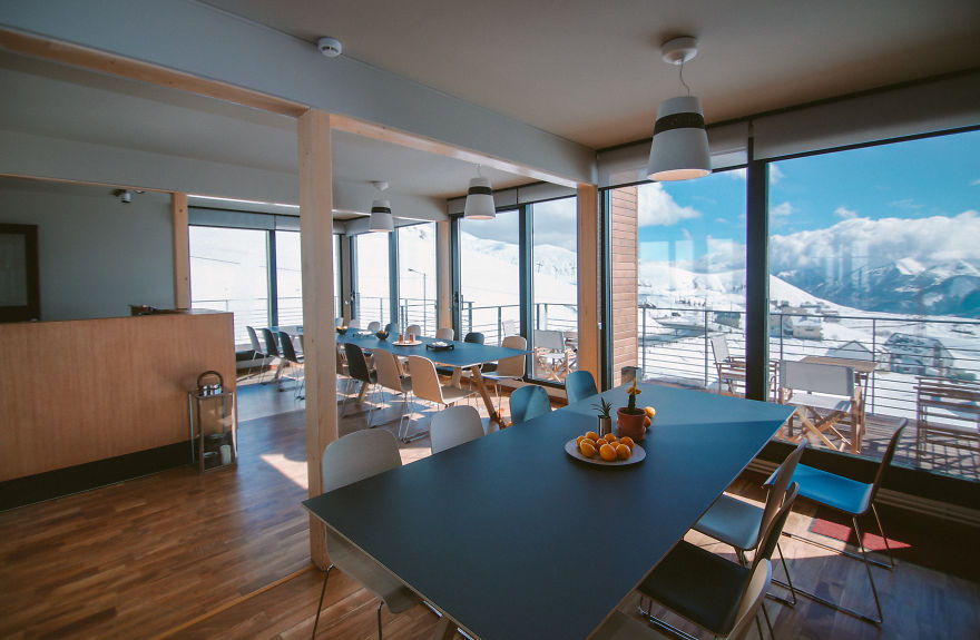 Необычный горный отель из контейнеров в Грузии