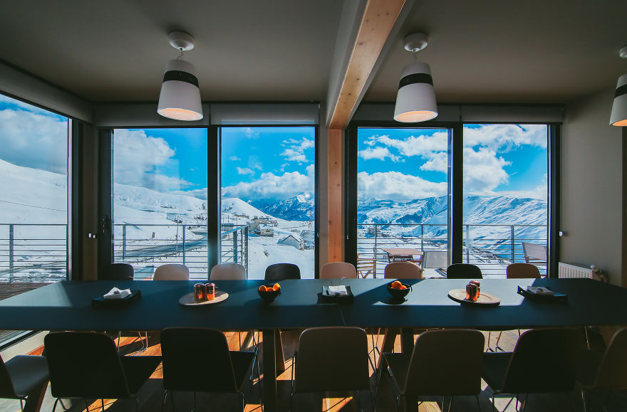 Необычный горный отель из контейнеров в Грузии