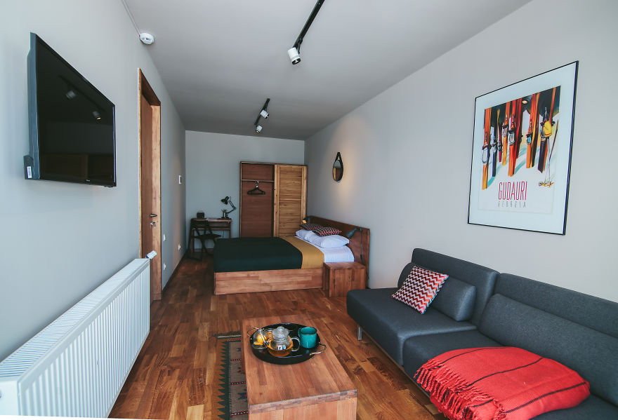 Необычный горный отель из контейнеров в Грузии