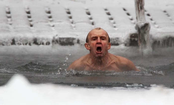 Европу сковало морозами