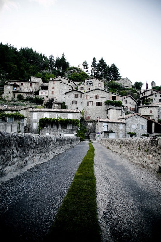 Зеленая дорожка в французской деревне