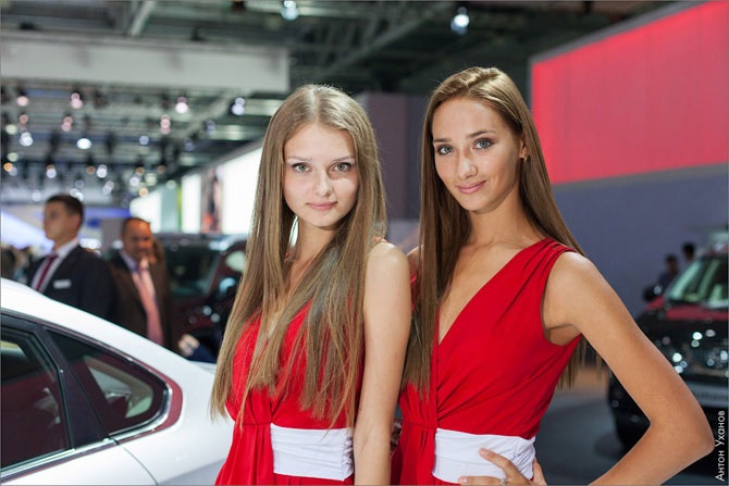 Девушки на Московском автосалоне 2012