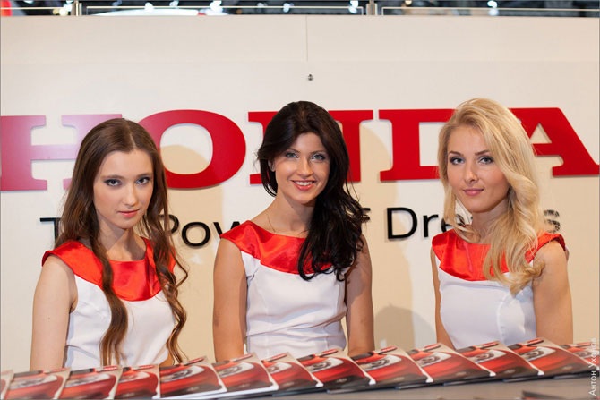 Девушки на Московском автосалоне 2012