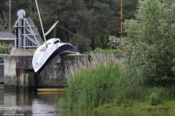 Во Франции прошел фестиваль сюрреалистичного искусства (8 фото)