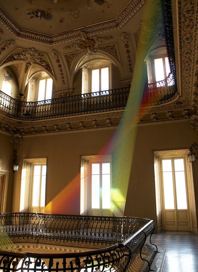 Завораживающая радуга в старинном особняке