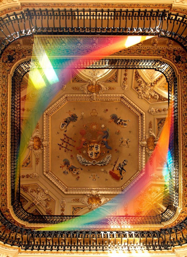 Завораживающая радуга в старинном особняке