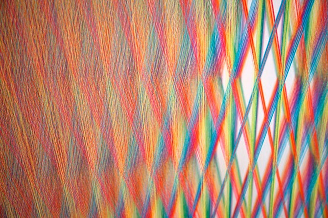 Завораживающая радуга в старинном особняке