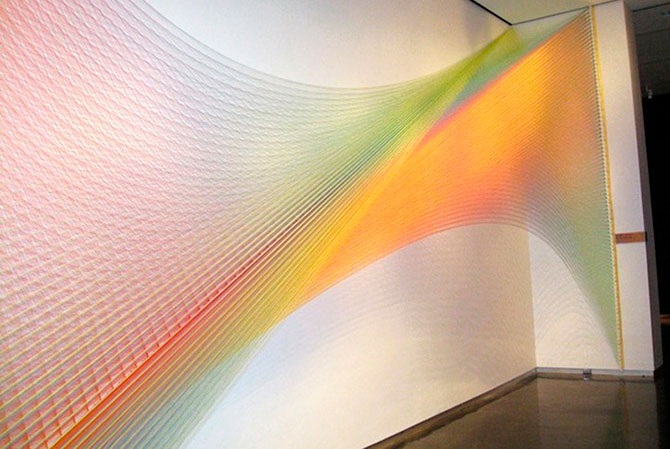 Завораживающая радуга в старинном особняке