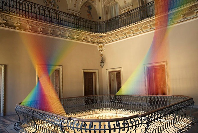 Завораживающая радуга в старинном особняке