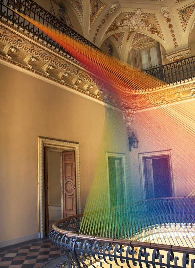 Завораживающая радуга в старинном особняке