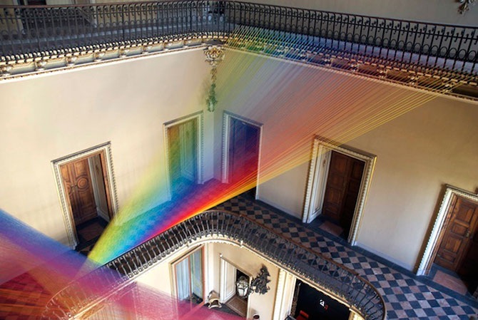Завораживающая радуга в старинном особняке
