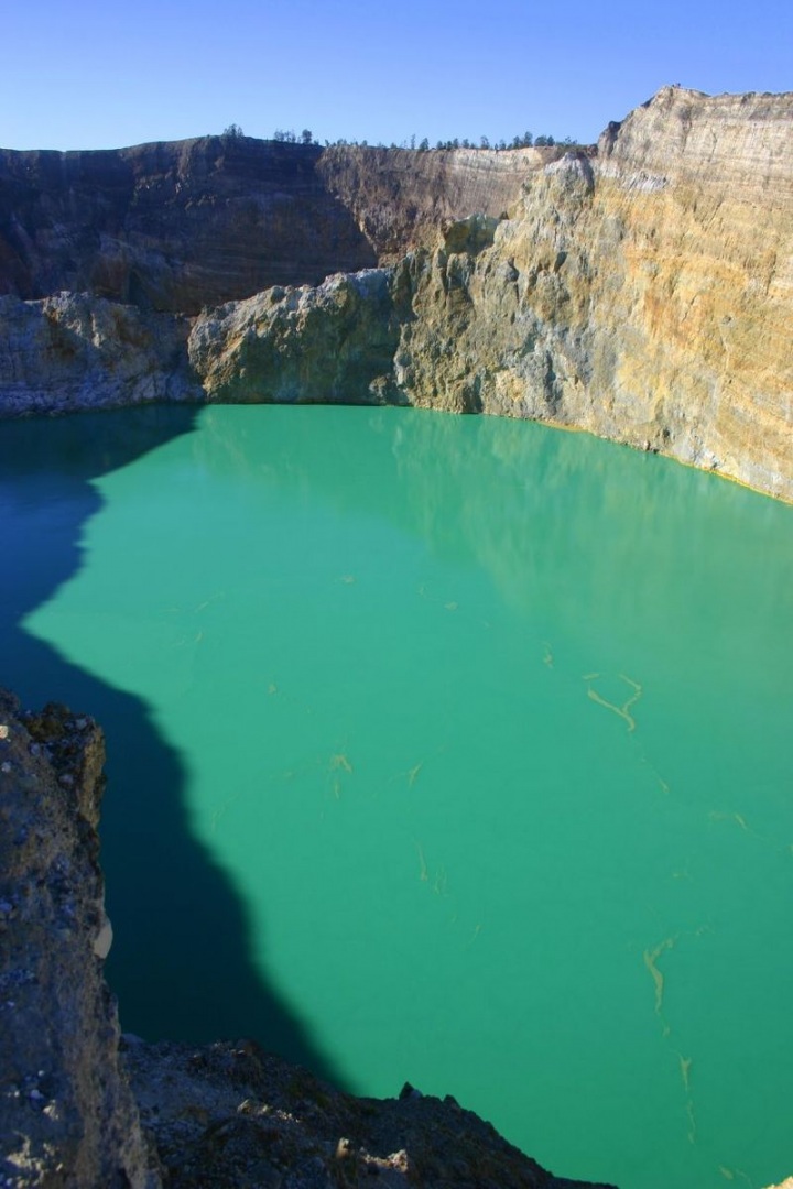 Индонезийские трехцветные озера (20 фото)