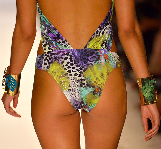 Девушки на неделе пляжной моды Mercedes-Benz 2014