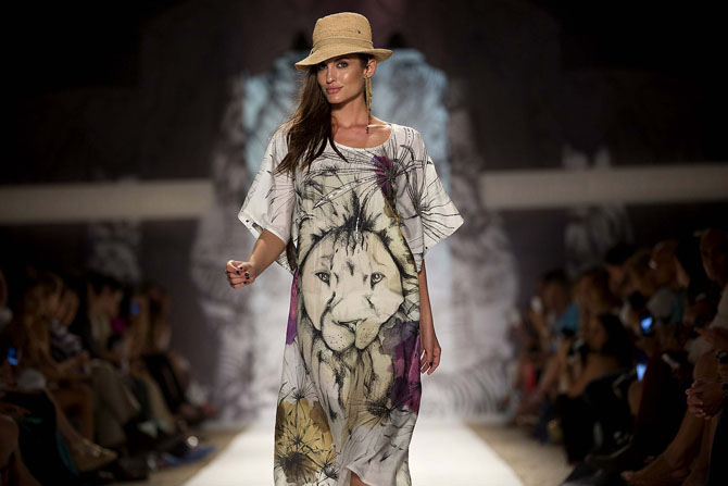 Девушки на неделе пляжной моды Mercedes-Benz 2014