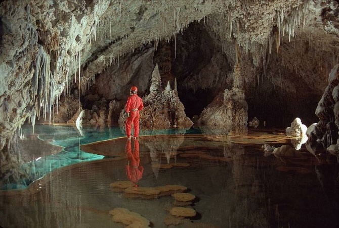 Завораживающая пещера Лечугия