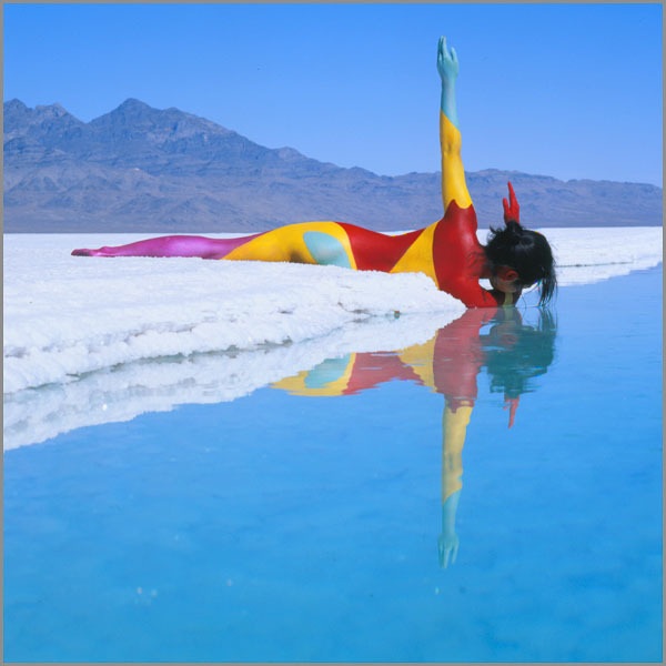 Боди-арт, вписанный в пейзаж