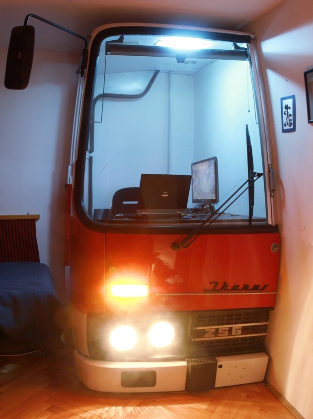 Удивительное рабочее место из старого Икаруса