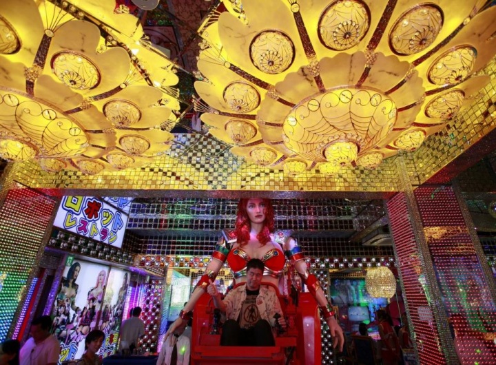 Огромные женщины-роботы в токийском кабаре